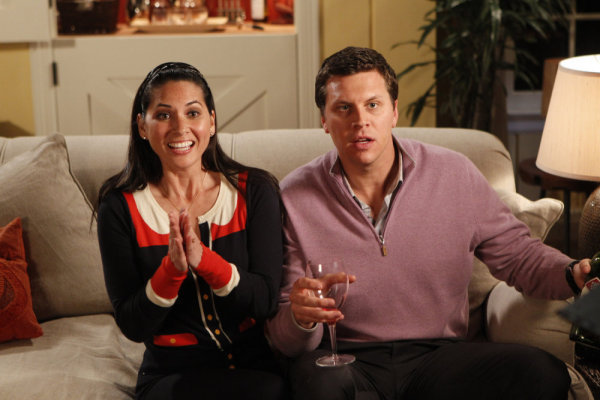 Still of Olivia Munn and Hayes MacArthur in Perfect Couples (2010)