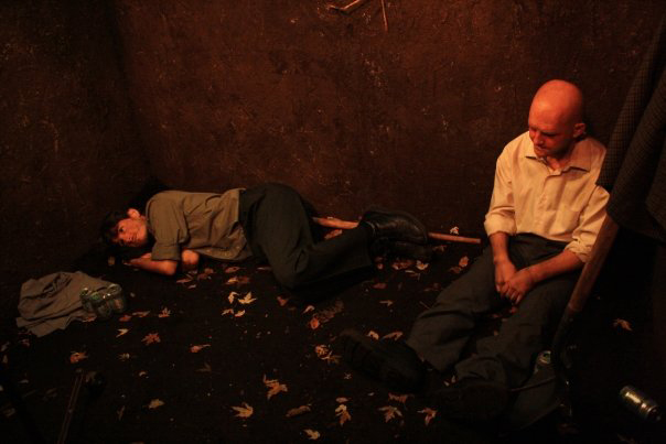 Still of Alex Pop and Andrei Fasola in Two Men in a Grave (2010)
