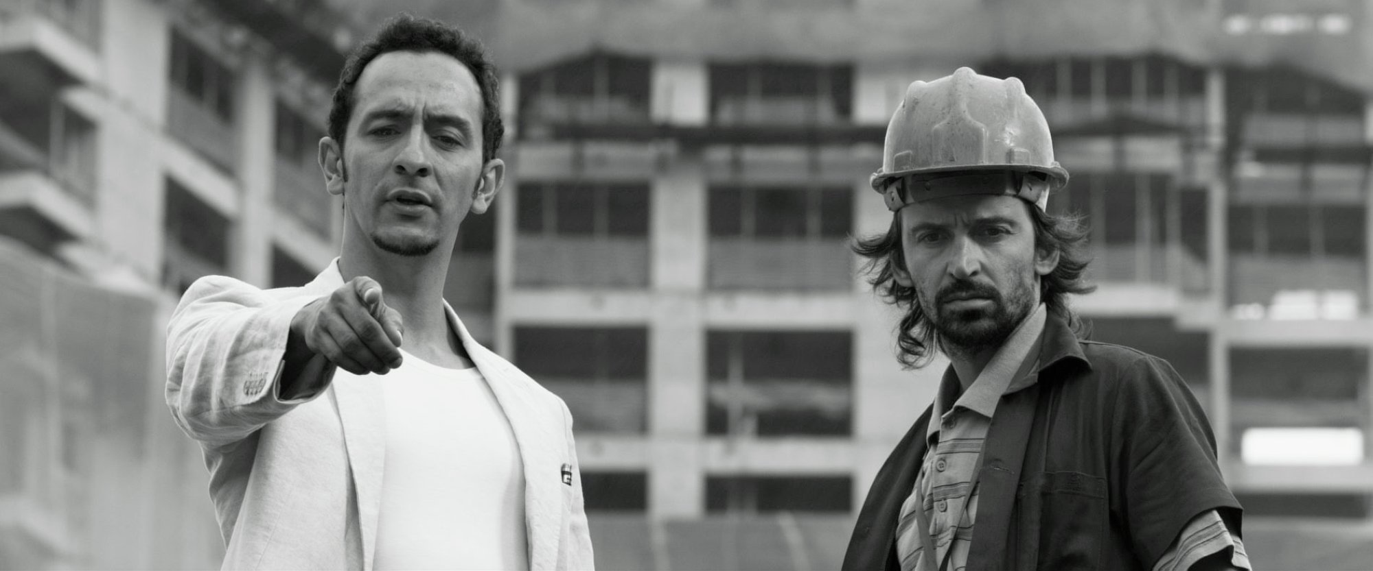 Still of Júlio Andrade and Irandhir Santos in Obra (2014)