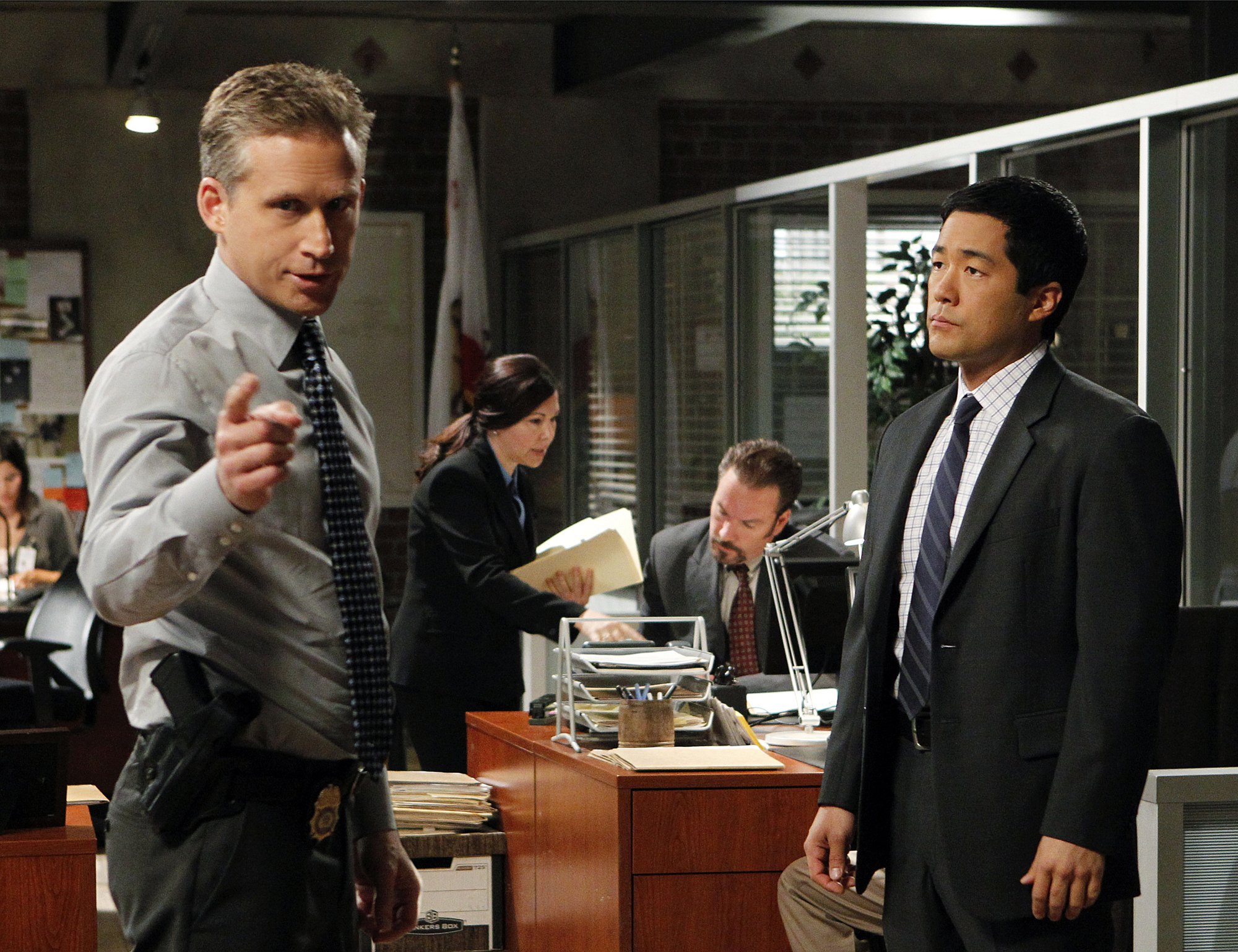 Still of Reed Diamond and Tim Kang in Mentalistas (2008)