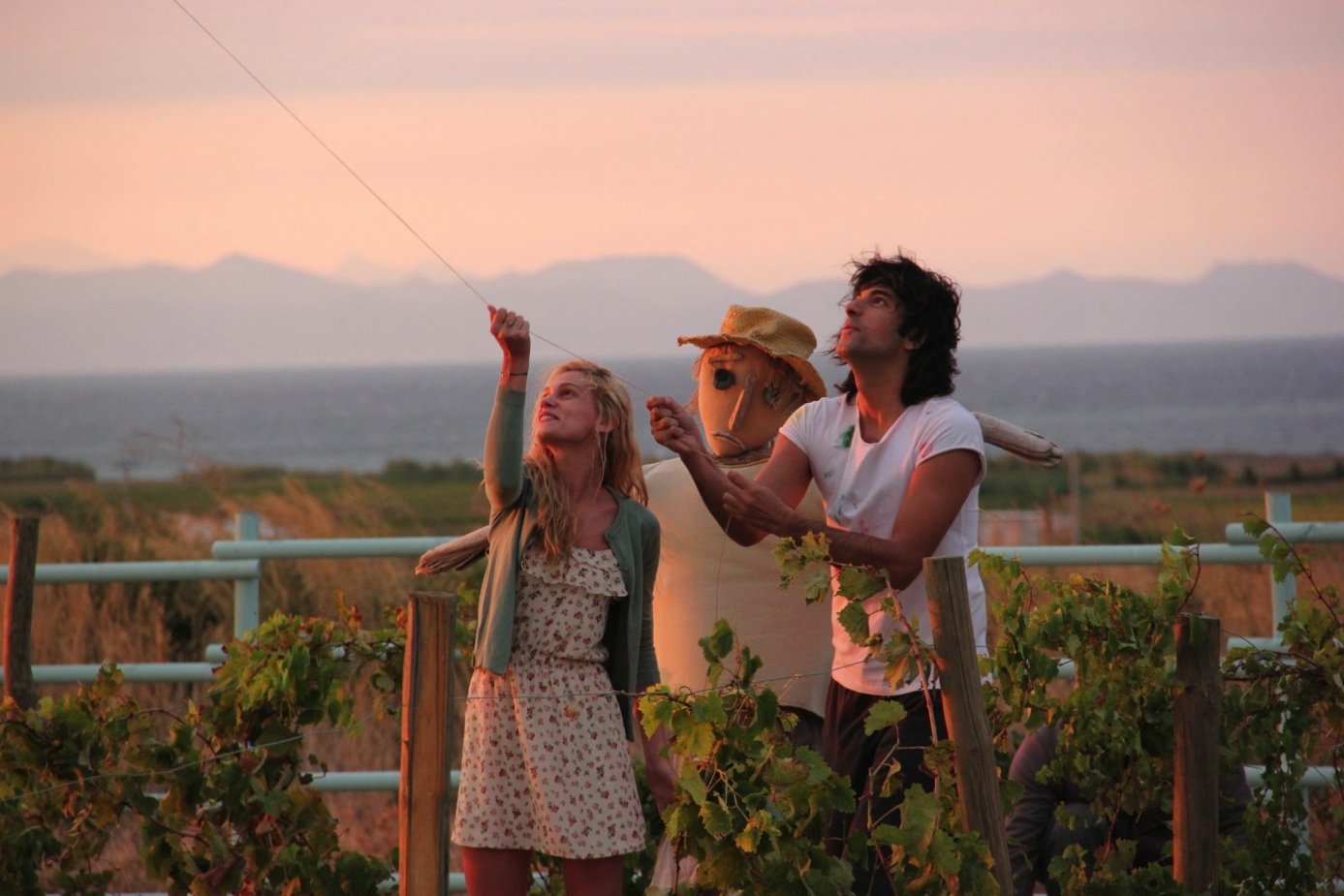 Engin Akyürek and Farah Zeynep Abdullah in Bi Küçük Eylül Meselesi (2014)