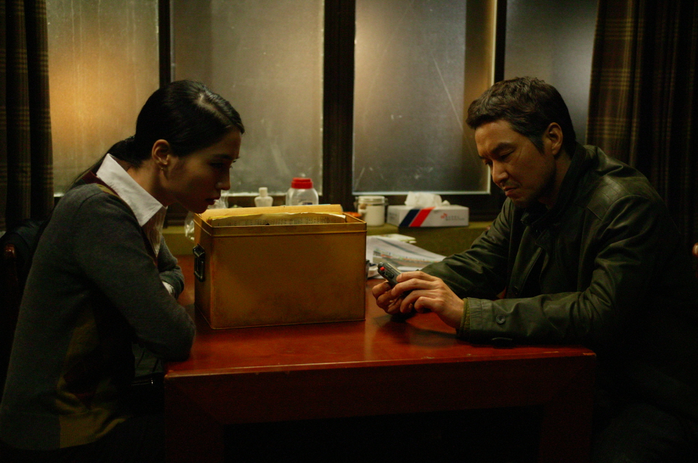 Still of Suk-kyu Han and Min-jung Lee in Baekyahaeng: Hayan eodoom sokeul geolda (2009)