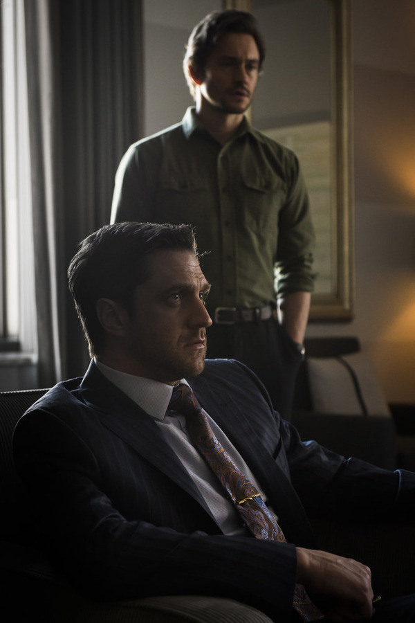 Still of Hugh Dancy and Raúl Esparza in Hanibalas (2013)