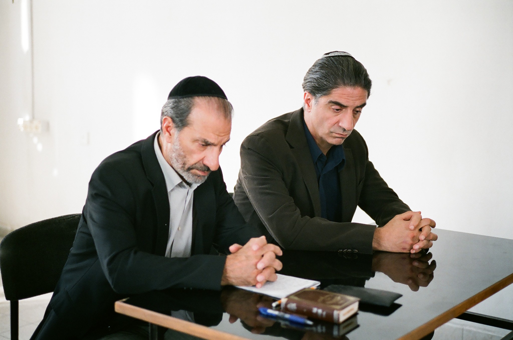 Still of Simon Abkarian and Sasson Gabai in Gett (2014)