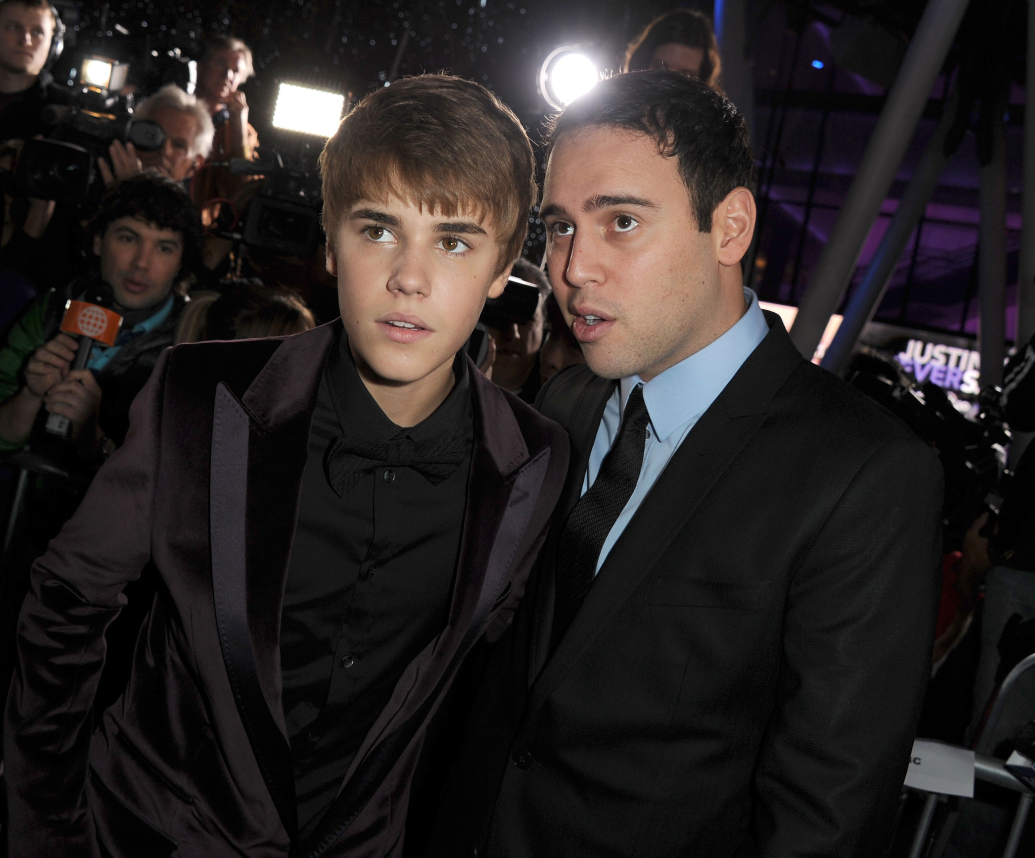 Justin Bieber and Scooter Braun at event of Justin'as Bieber'is: niekada nesakyk niekada (2011)
