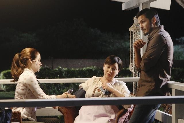 Still of Caroline Dhavernas, Nicholas Gonzalez and Elizabeth Pena in Off the Map (2011)