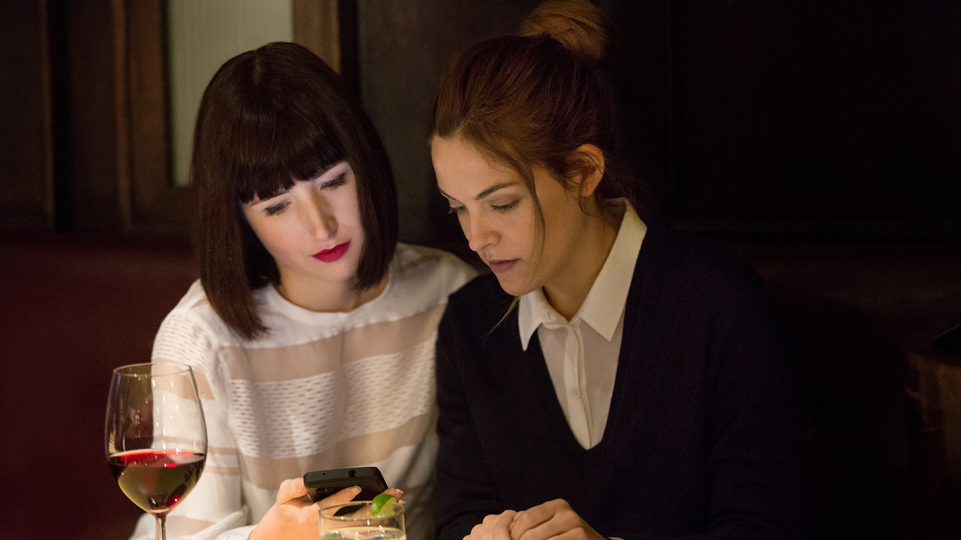Still of Riley Keough and Kate Lyn Sheil in The Girlfriend Experience (2016)