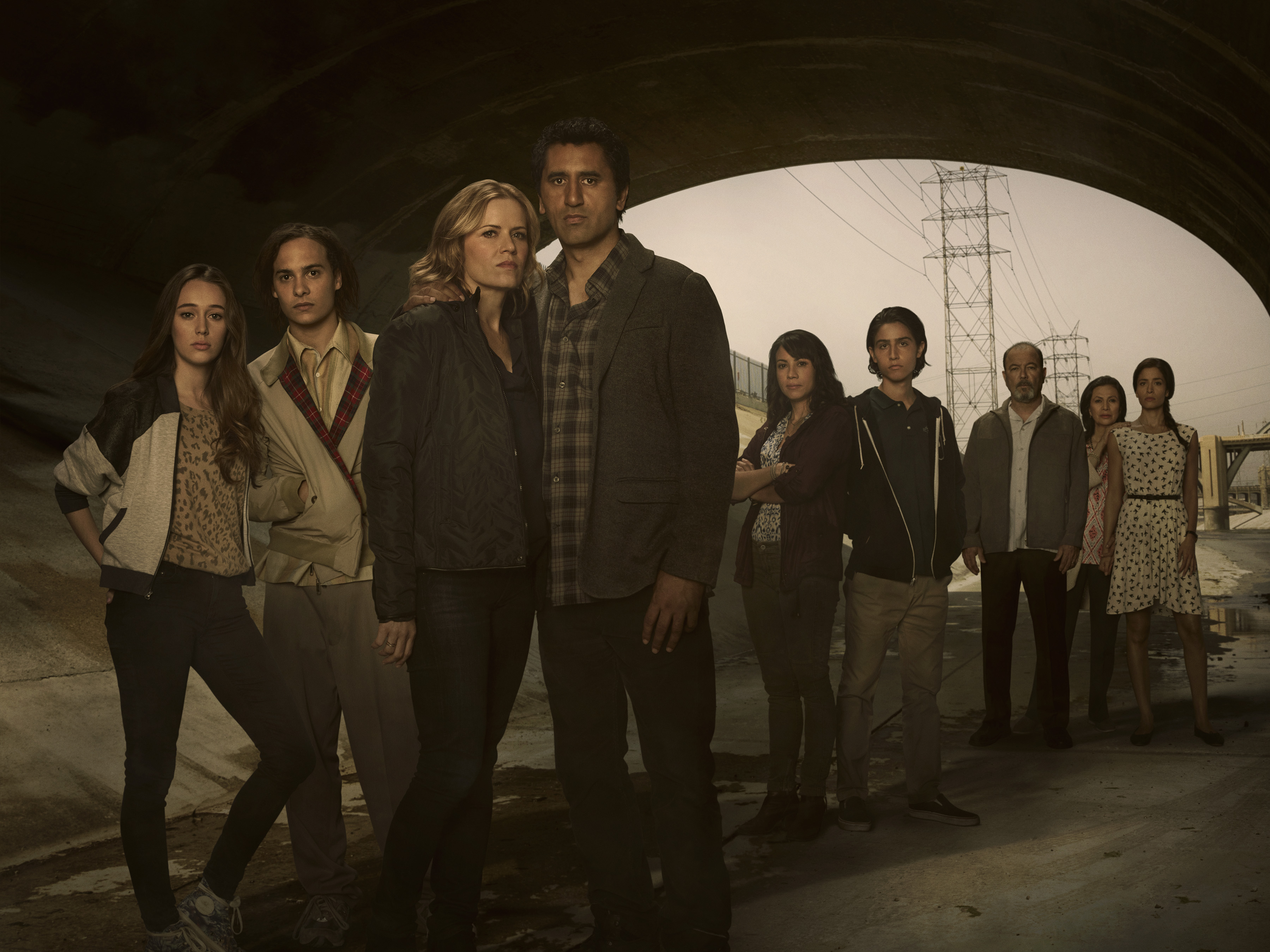 Still of Rubén Blades, Cliff Curtis, Kim Dickens, Frank Dillane, Patricia Reyes Spíndola, Elizabeth Rodriguez, Lorenzo James Henrie, Alycia Debnam-Carey and Mercedes Mason in Fear the Walking Dead (2015)