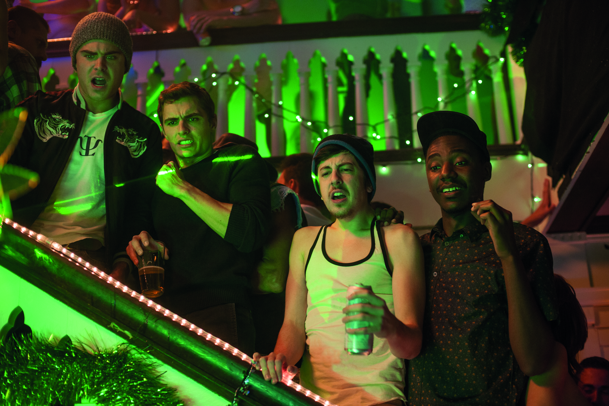 Still of Zac Efron, Dave Franco, Christopher Mintz-Plasse and Jerrod Carmichael in Kaimynai (2014)