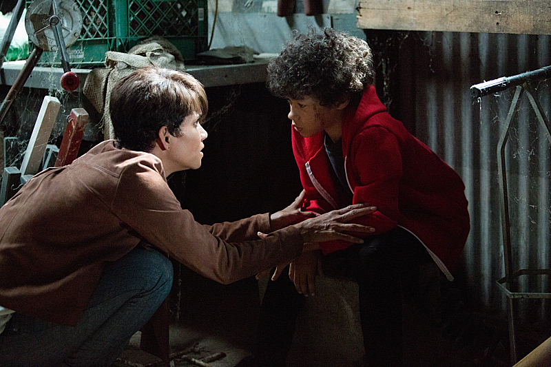 Still of Halle Berry and Shannon Brown in Extant (2014)