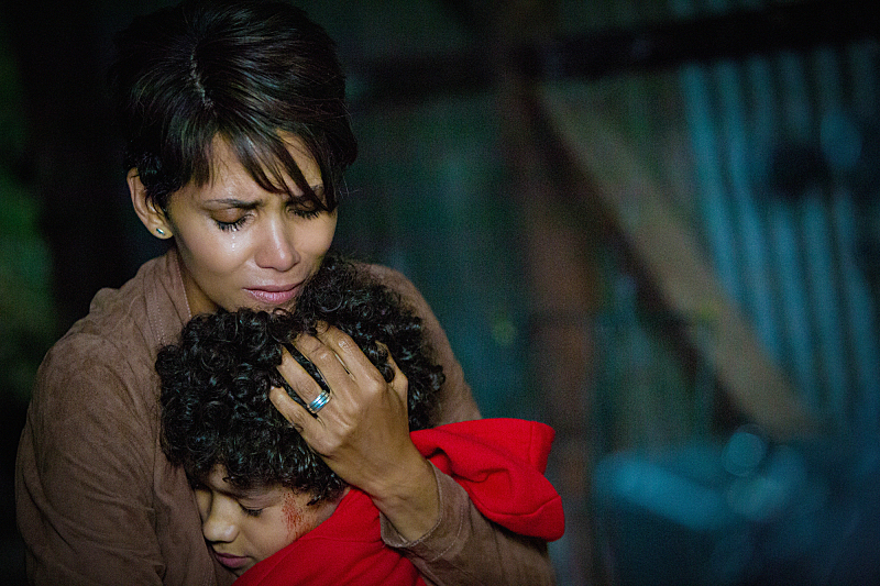 Still of Halle Berry and Shannon Brown in Extant (2014)