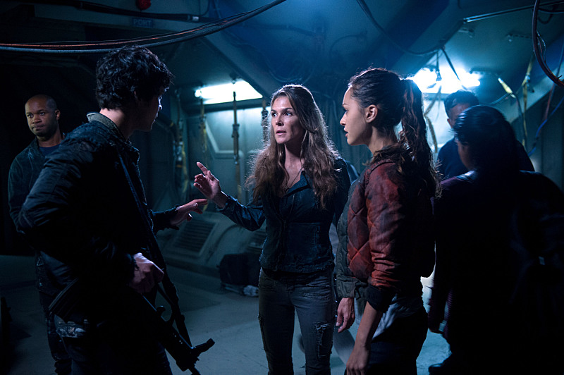 Still of Paige Turco, Bob Morley and Lindsey Morgan in The 100 (2014)