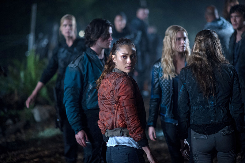 Still of Kendall Cross, Paige Turco, Eliza Taylor, Thomas McDonell and Lindsey Morgan in The 100 (2014)