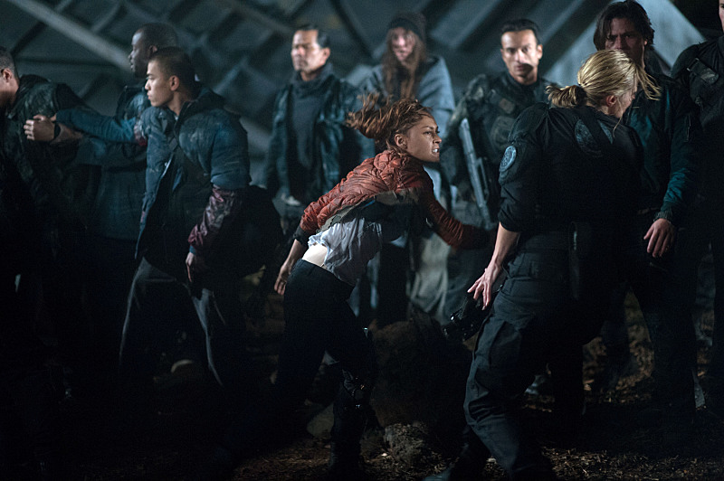 Still of Kendall Cross and Lindsey Morgan in The 100 (2014)