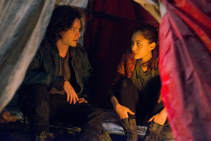 Still of Thomas McDonell and Lindsey Morgan in The 100 (2014)