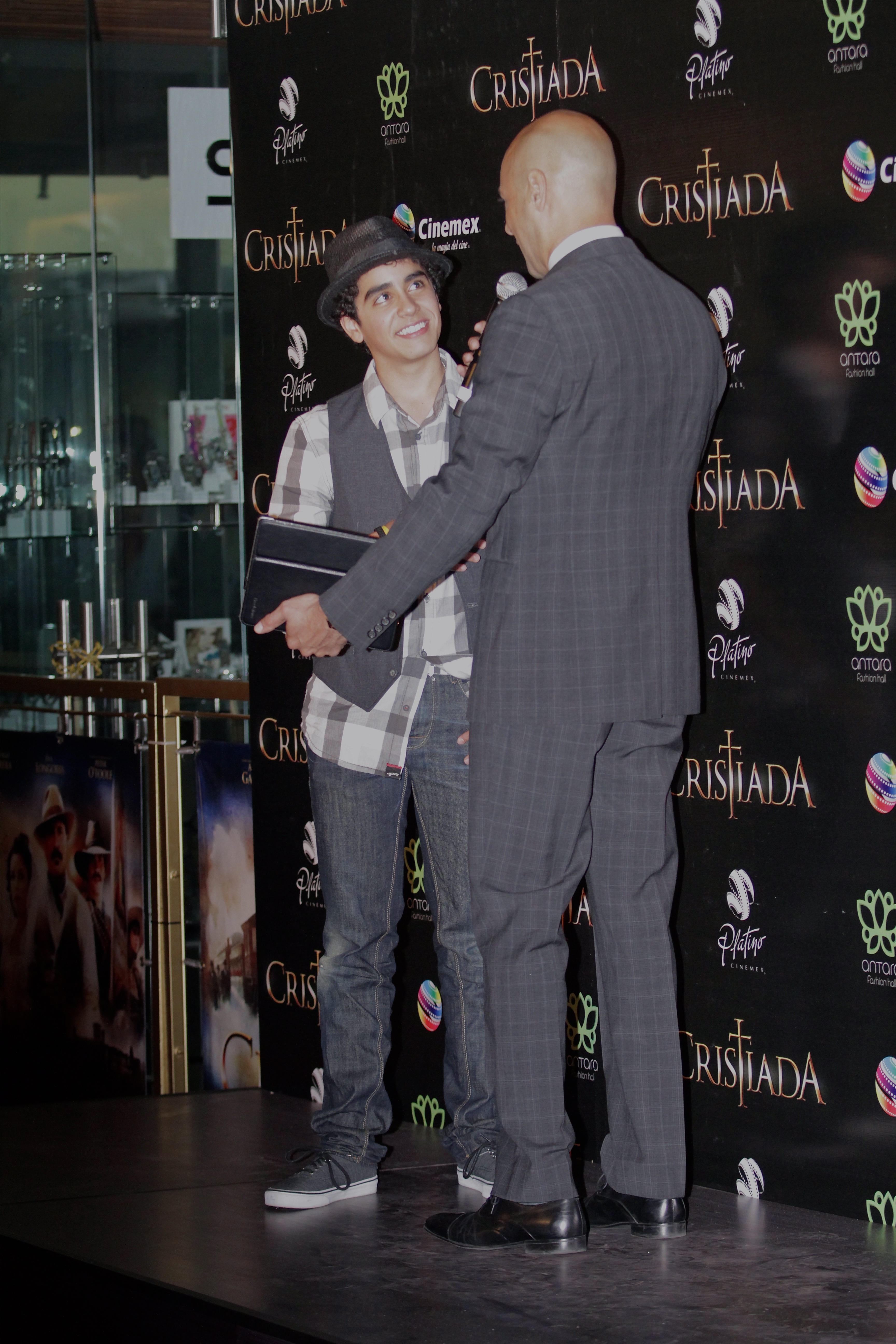 Mauricio having an interview with Javier Poza at the Red Carpet of For Greater Glory in Mexico.