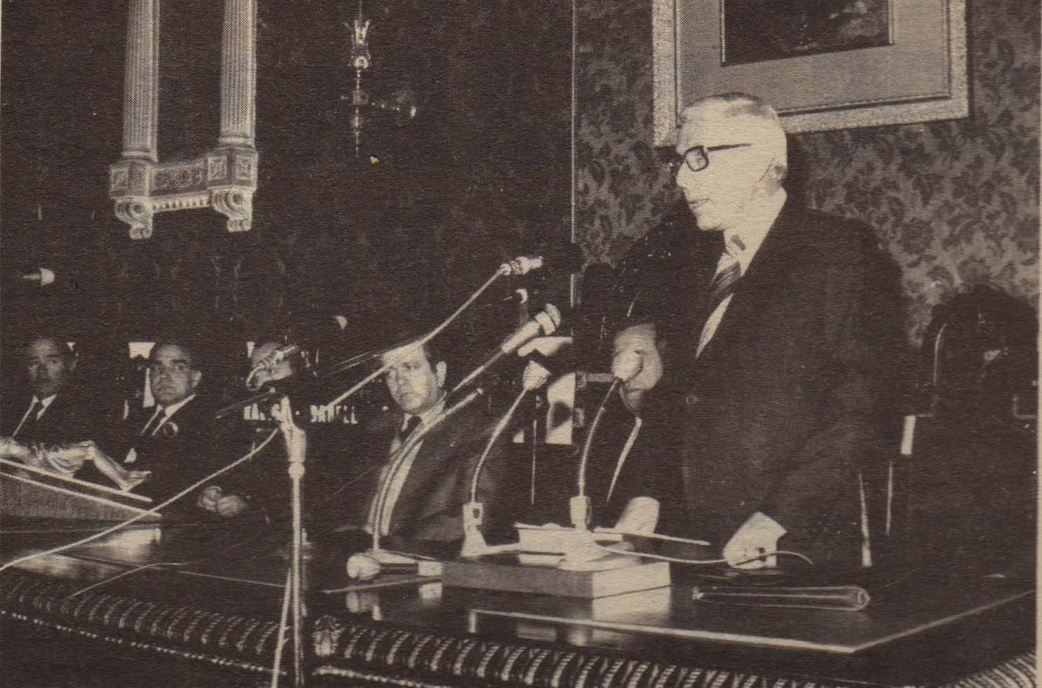 Acte de renovació dels membres del Consell d'administració, de lObra Cultural de la Caixa d'Estalvis de Sabadell. Josep Torrella com a membre del consell. Data: 4 de juny de 1976. Fotografia: Pere Farrán.