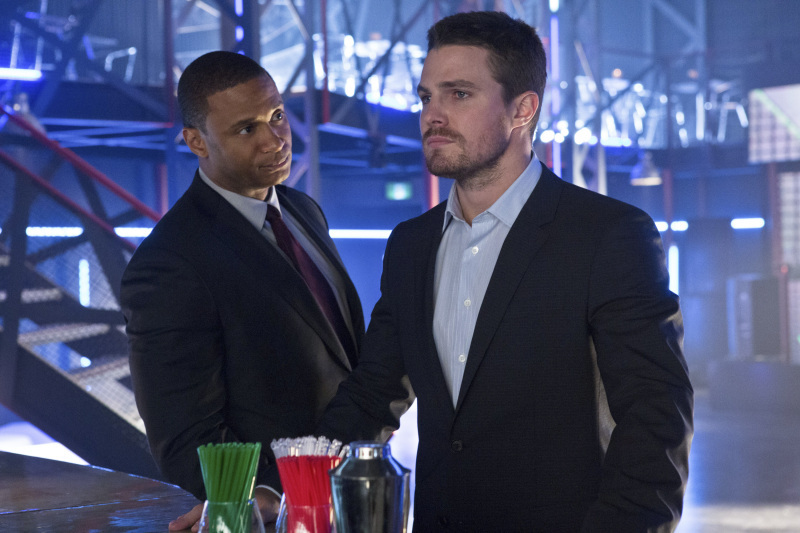 Still of David Ramsey and Stephen Amell in Strele (2012)