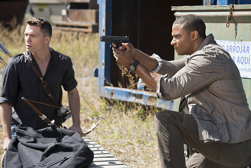 Still of David Ramsey and Colton Haynes in Strele (2012)