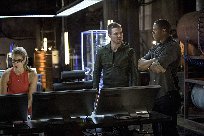 Still of David Ramsey, Stephen Amell and Emily Bett Rickards in Strele (2012)