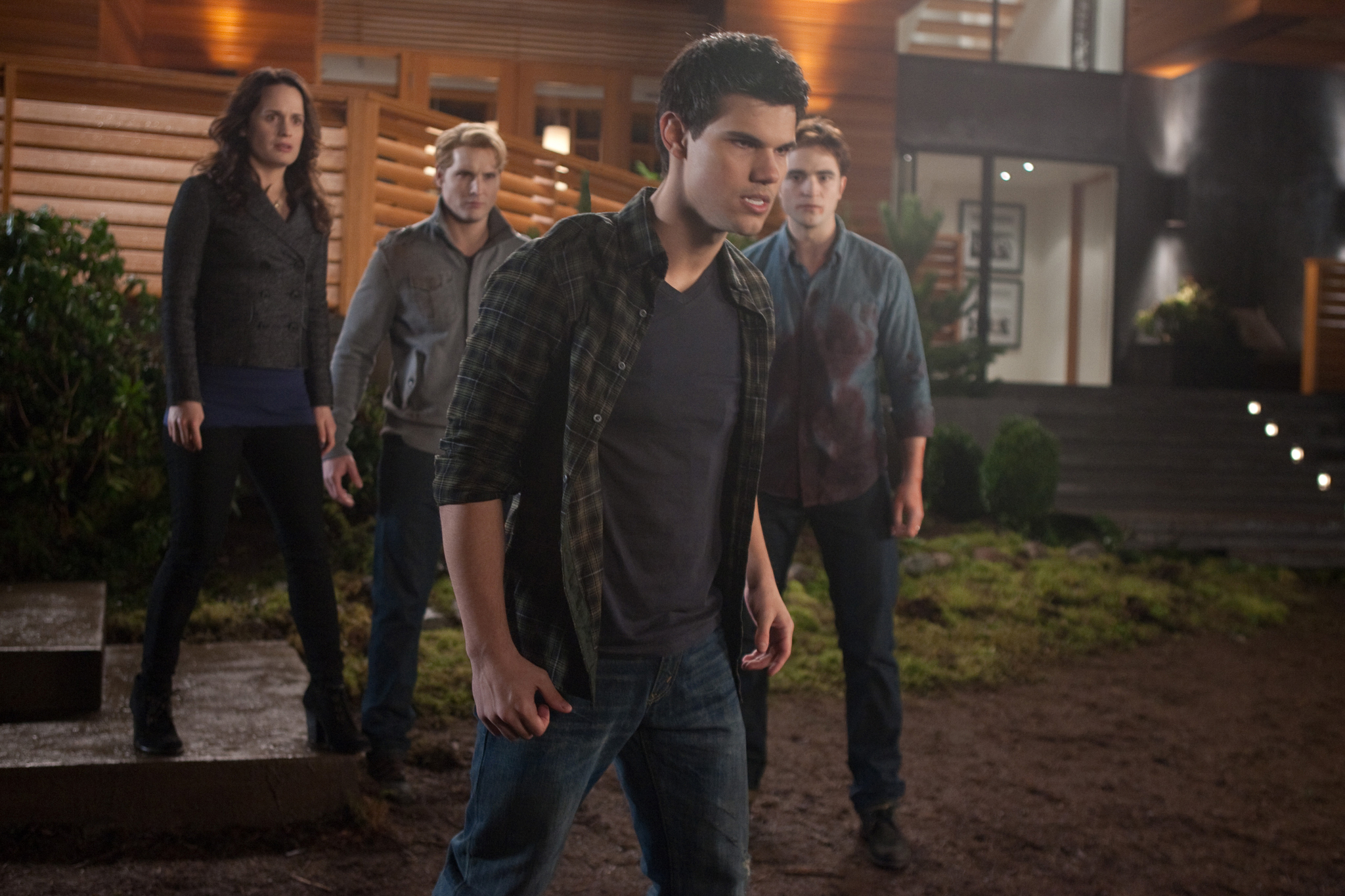 Still of Peter Facinelli, Elizabeth Reaser, Taylor Lautner and Robert Pattinson in Brekstanti ausra. 1 dalis (2011)