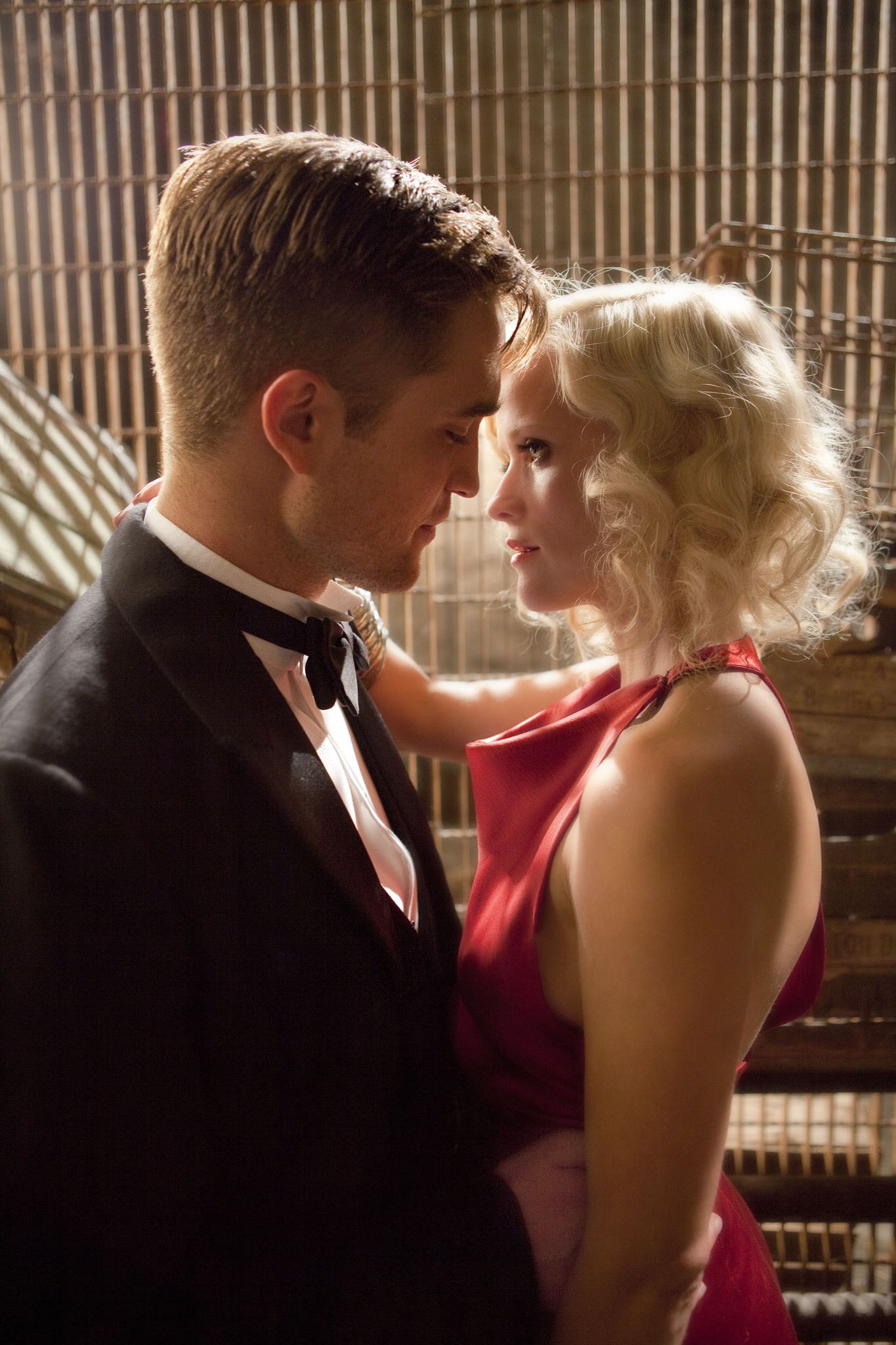 Still of Reese Witherspoon and Robert Pattinson in Vanduo drambliams (2011)