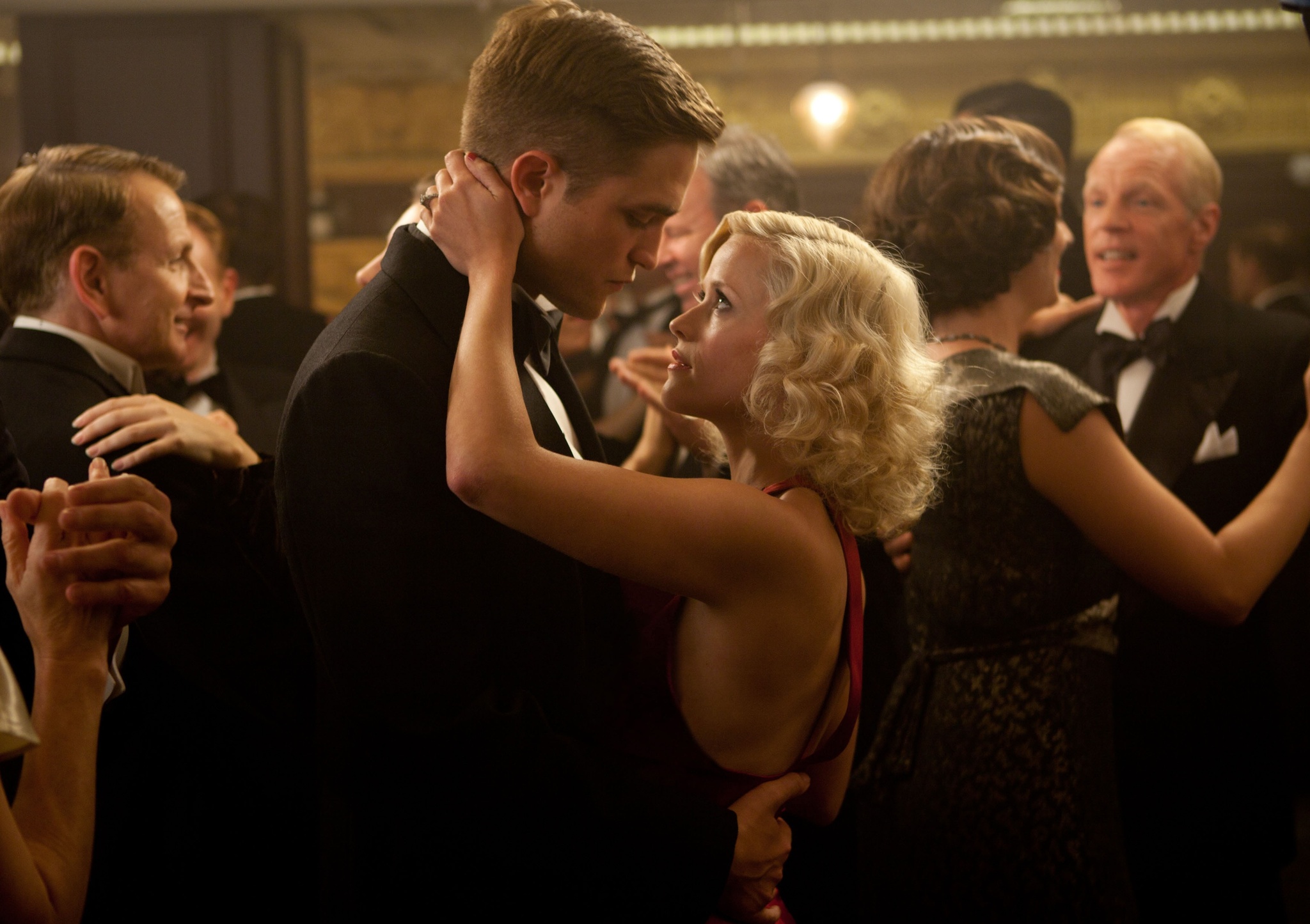 Still of Reese Witherspoon and Robert Pattinson in Vanduo drambliams (2011)