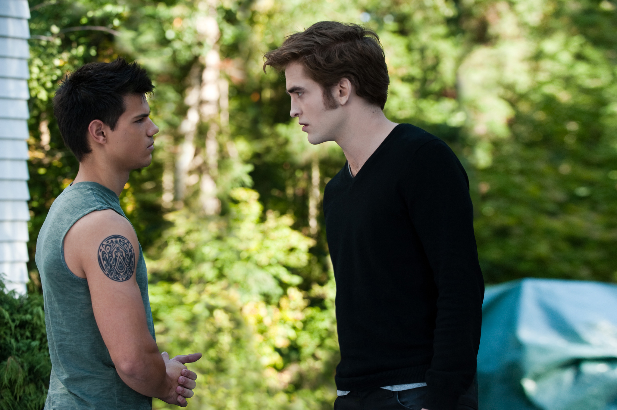 Still of Taylor Lautner and Robert Pattinson in The Twilight Saga: Eclipse (2010)