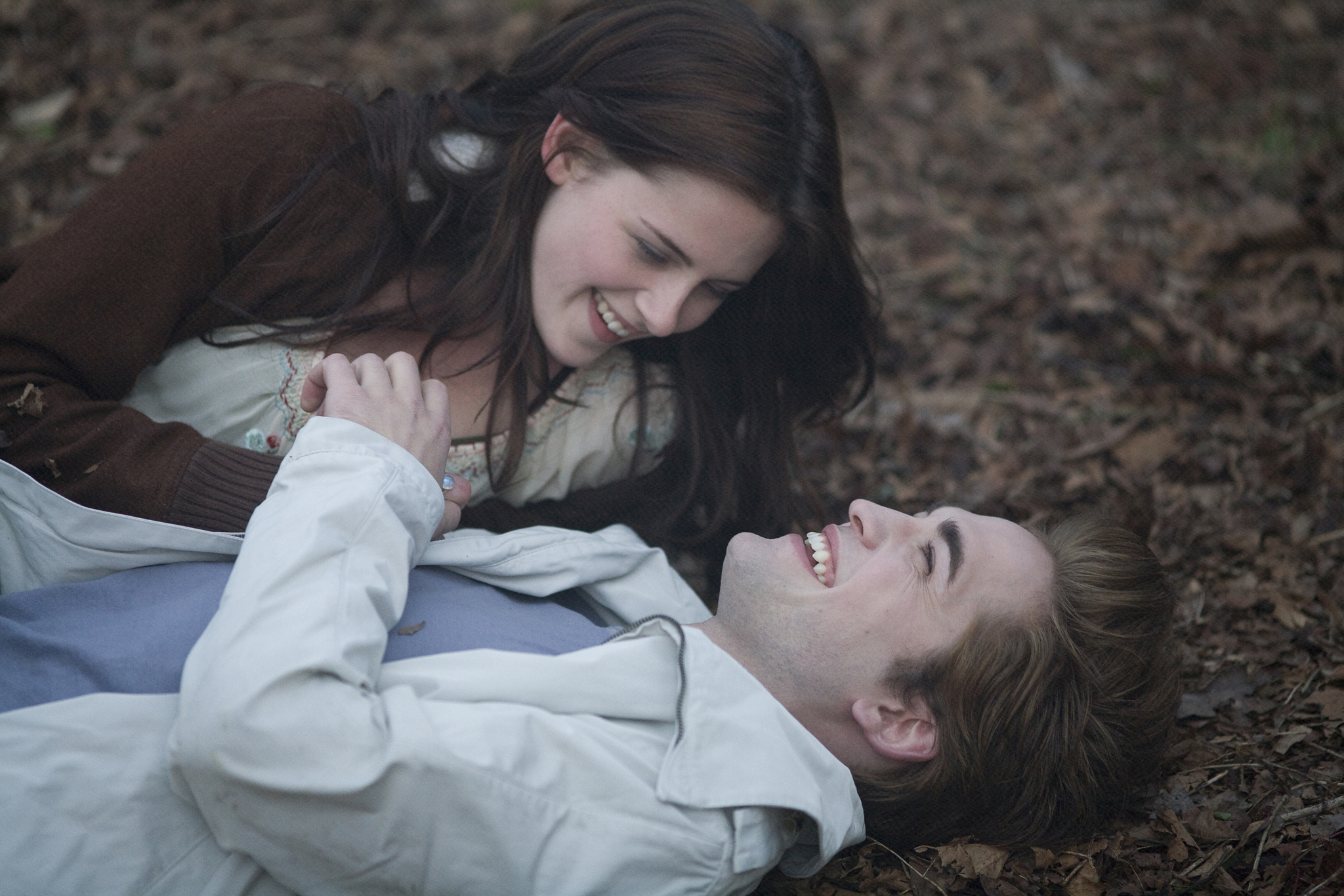 Still of Kristen Stewart and Robert Pattinson in Twilight (2008)