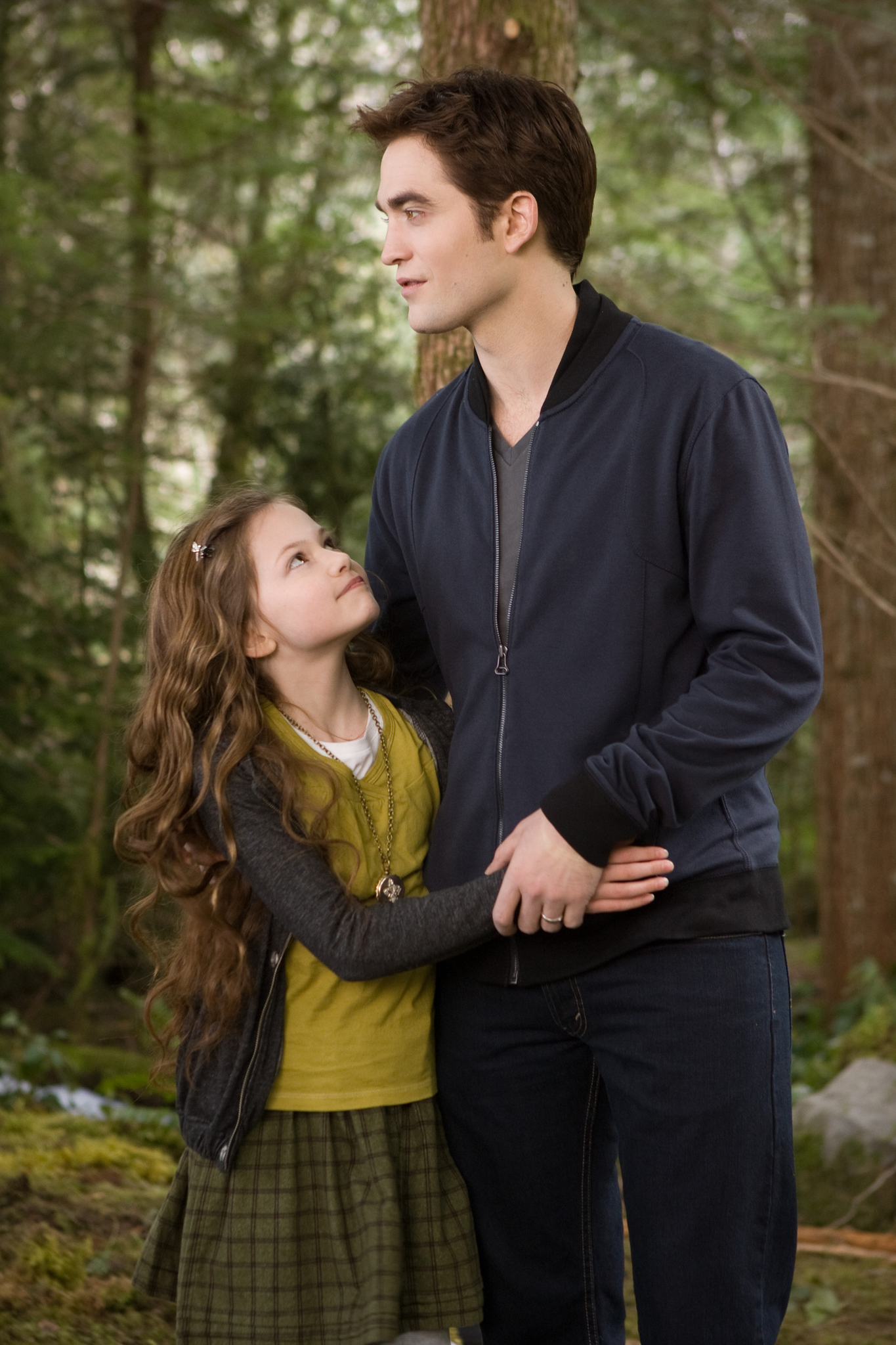 Still of Robert Pattinson and Mackenzie Foy in Brekstanti ausra. 2 dalis (2012)