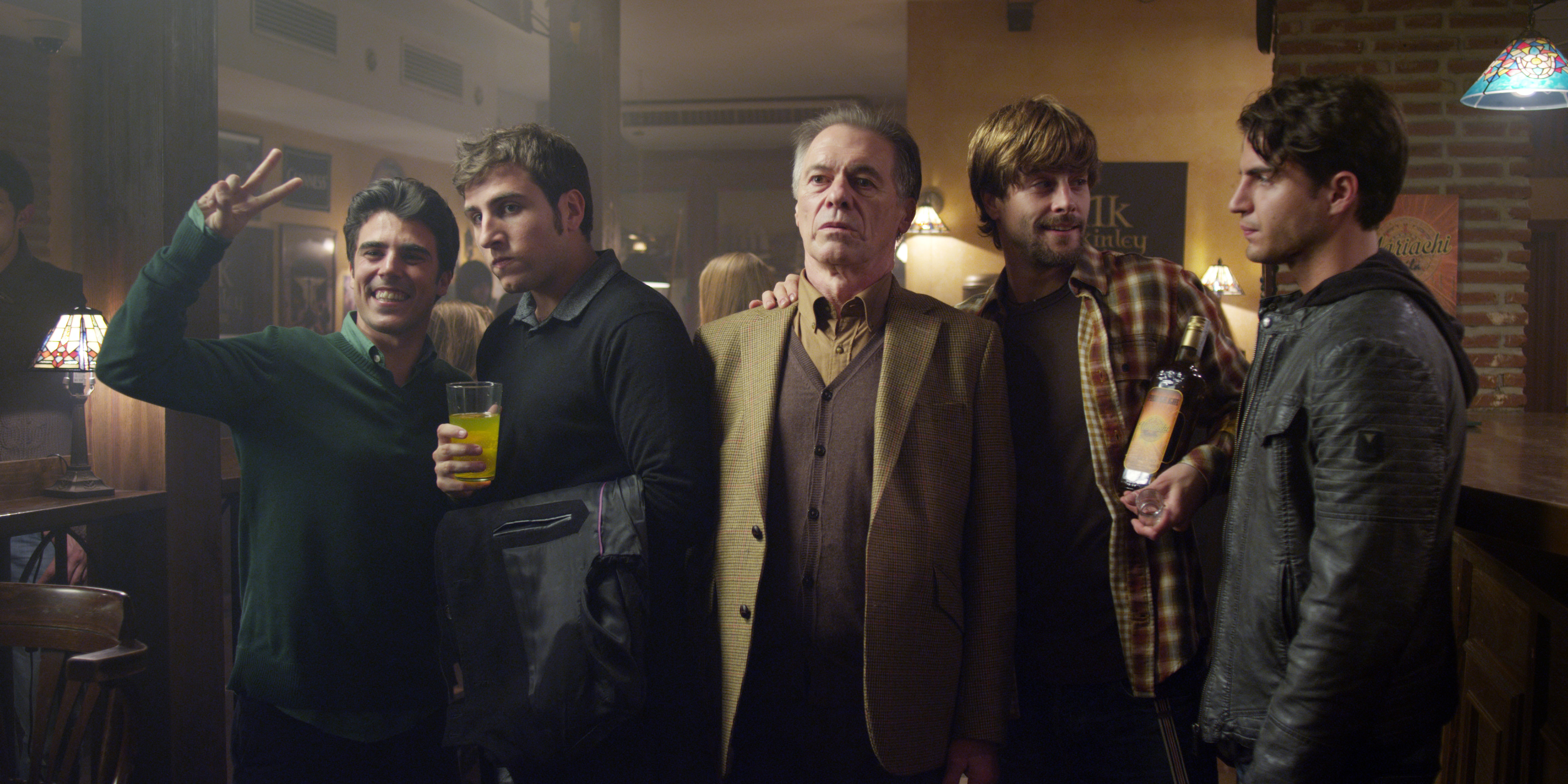 Still of Javier Hernández, Alvar Gordejuela, Miguel Ángel Solá, Luis Fernández and Maxi Iglesias in Asesinos inocentes (2015)