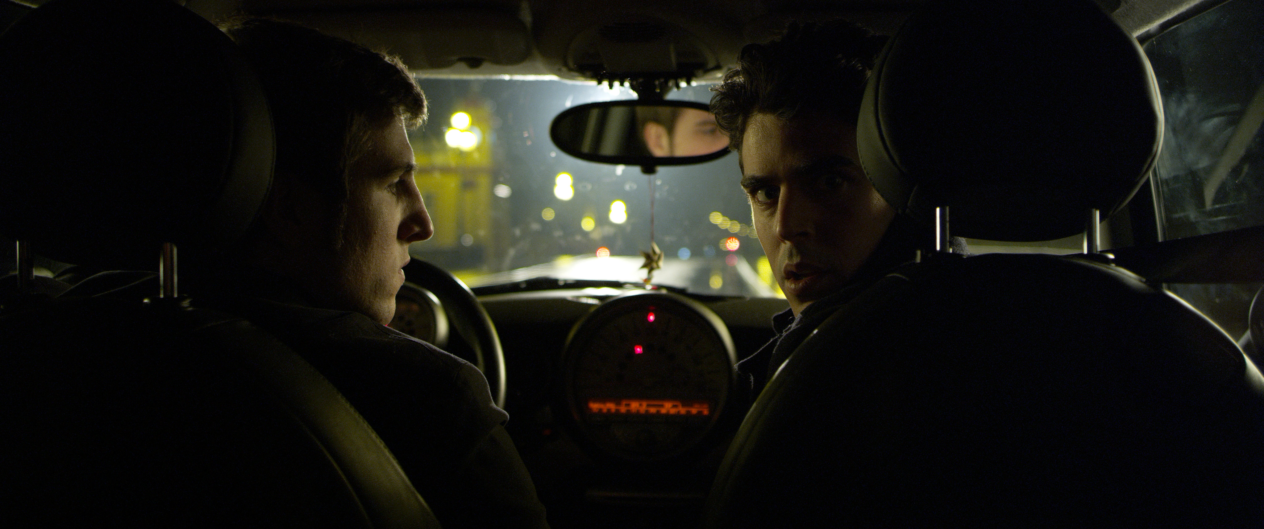 Still of Alvar Gordejuela and Javier Hernández in Asesinos inocentes (2015)