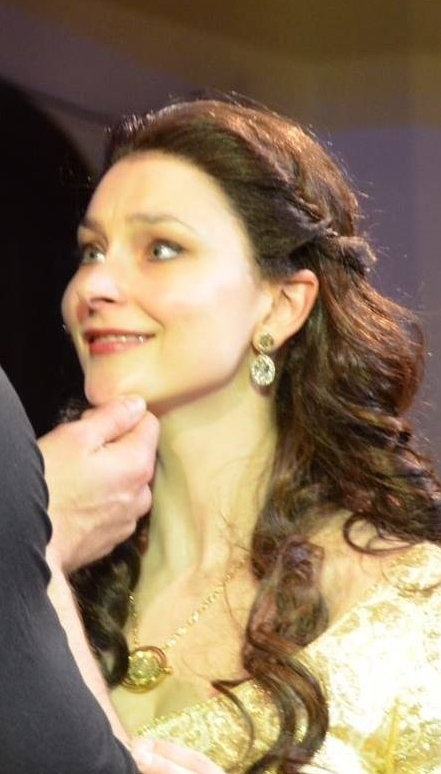 Sophie Vanier as Elizabeth Woodville in 