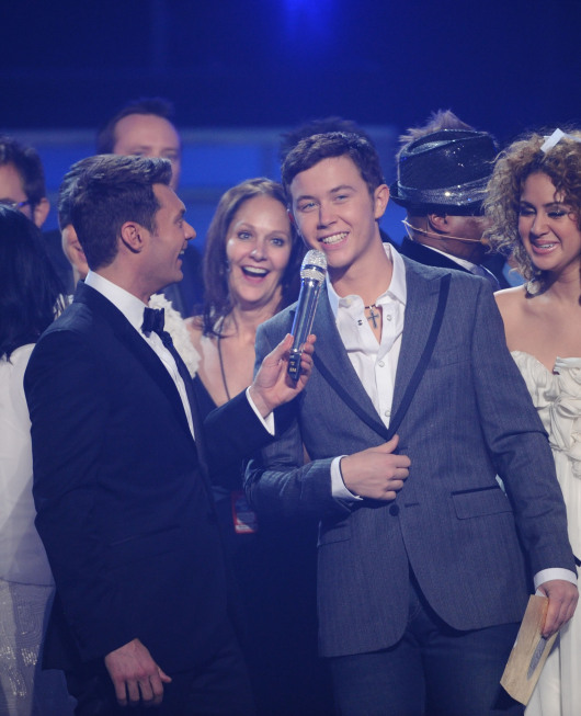 Still of Ryan Seacrest and Scotty McCreery in American Idol: The Search for a Superstar (2002)
