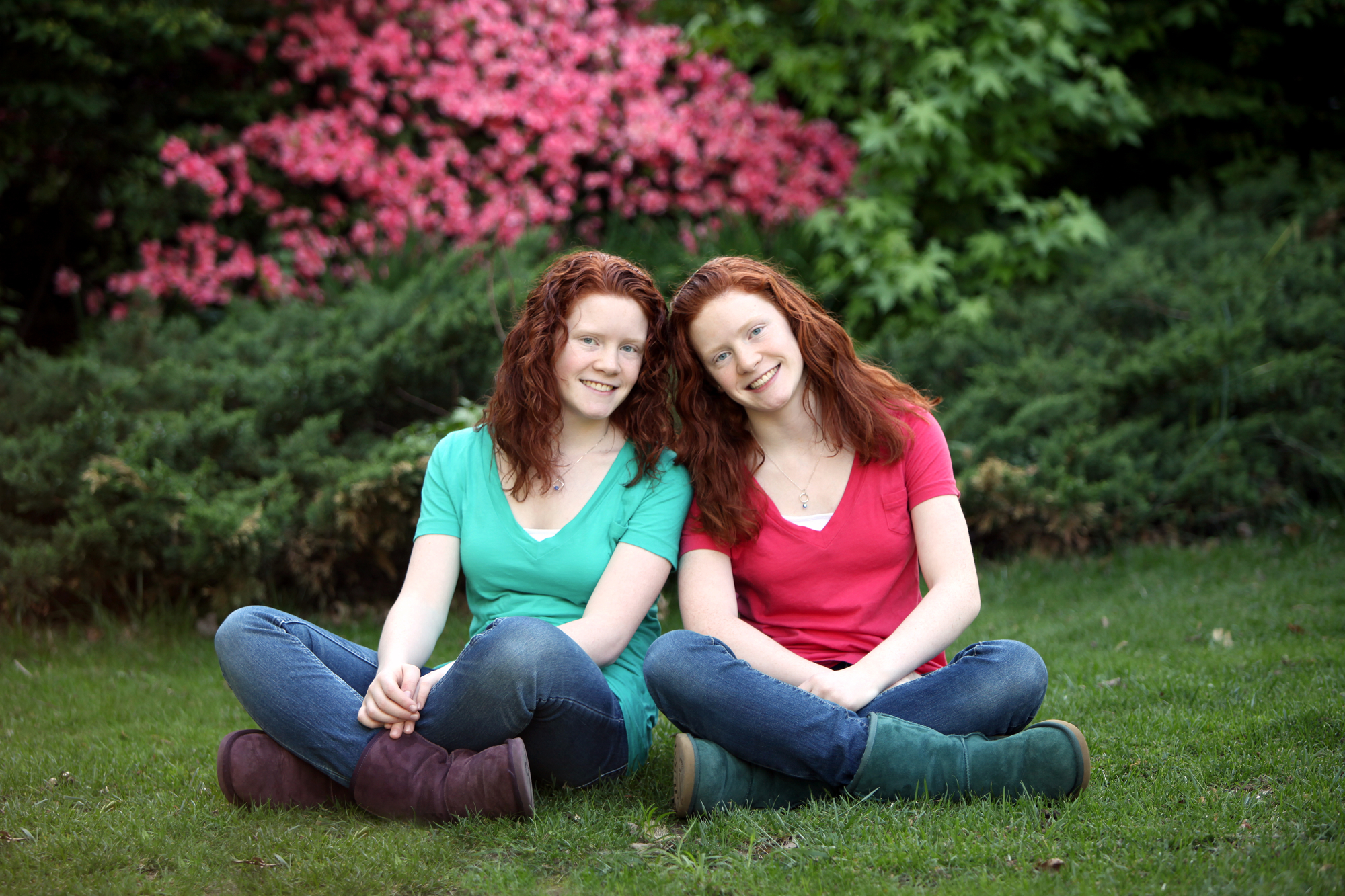 Jane Aronds (right) and her twin sister, Grace Aronds (left)