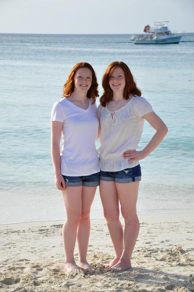 Jane Aronds (right) with twin sister Grace Aronds (left) on a trip to the Caribbean