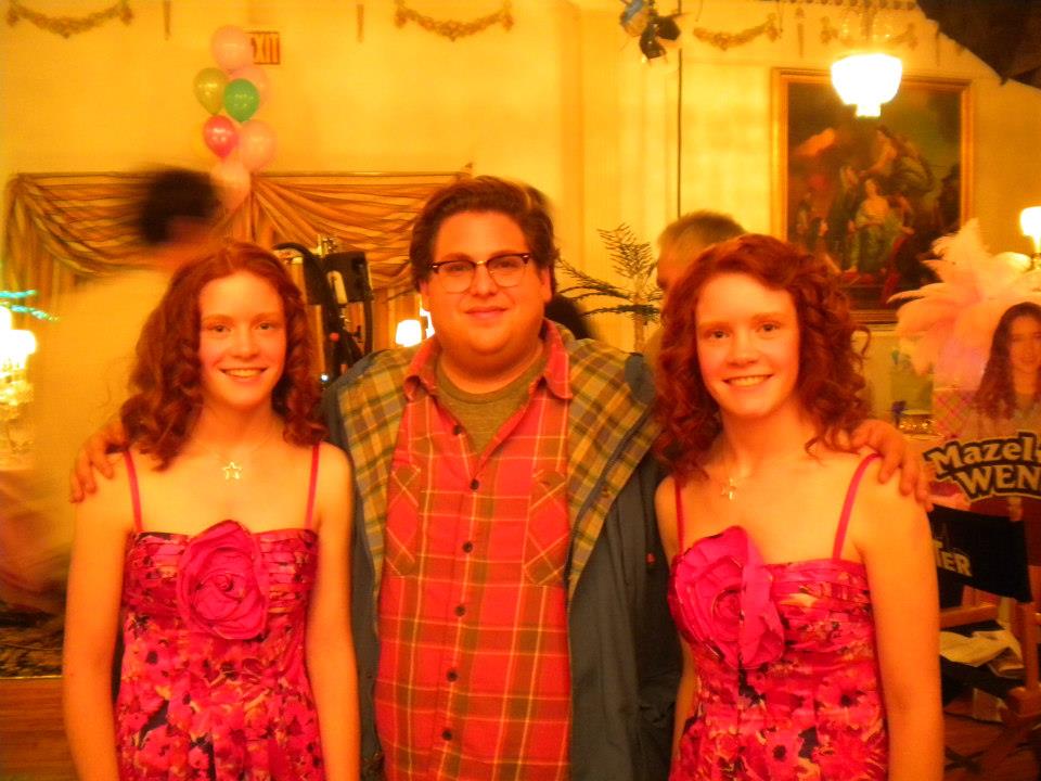 Jane Aronds (left) with Jonah Hill and her twin sister Grace Aronds (right)on the set of The Sitter