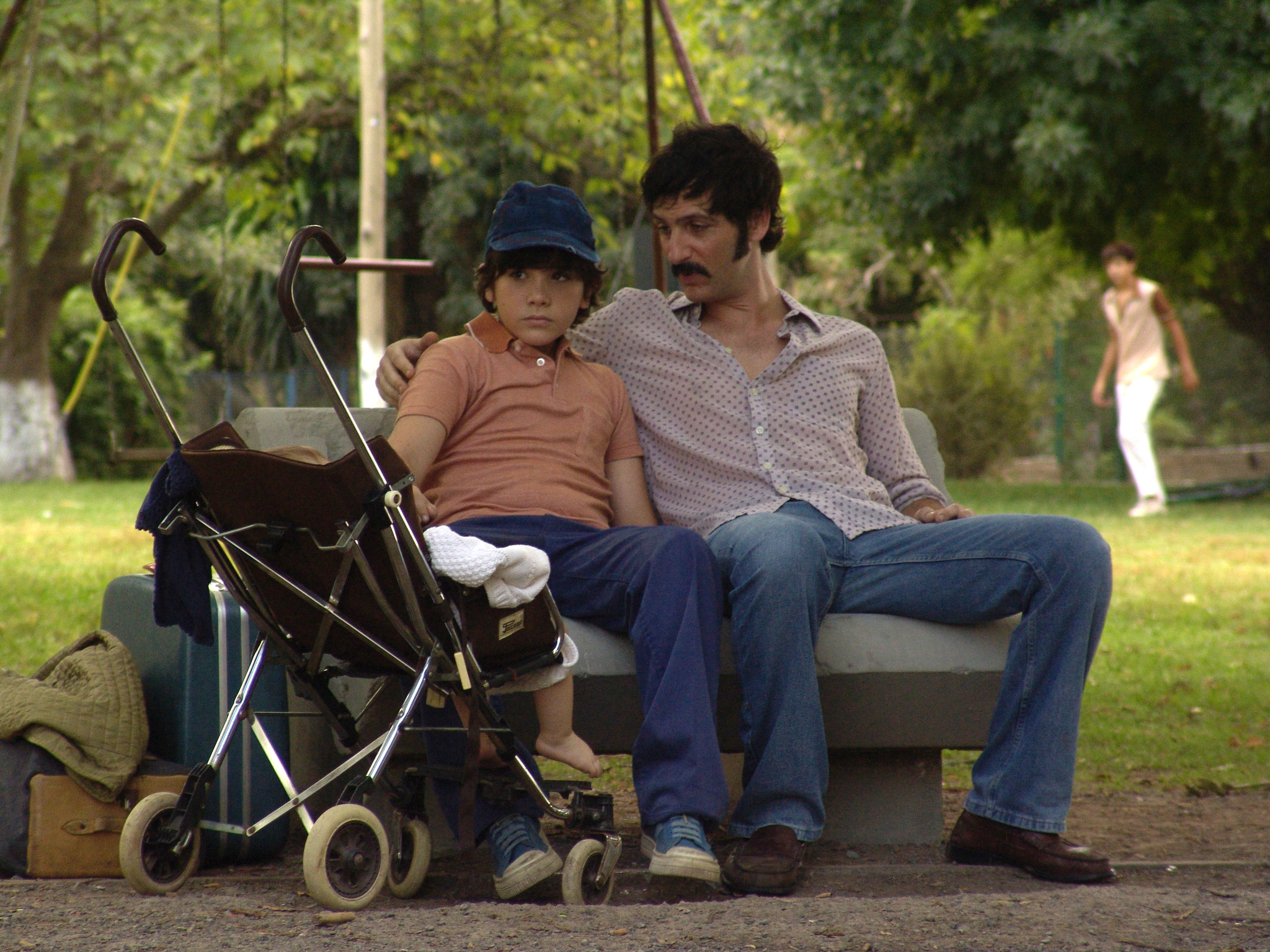 Still of Ernesto Alterio and Teo Gutiérrez Moreno in Infancia clandestina (2011)