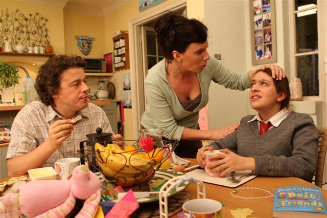 Still of Alan Davies, Karen Taylor and Georgia Groome in Angus, Thongs and Perfect Snogging (2008)