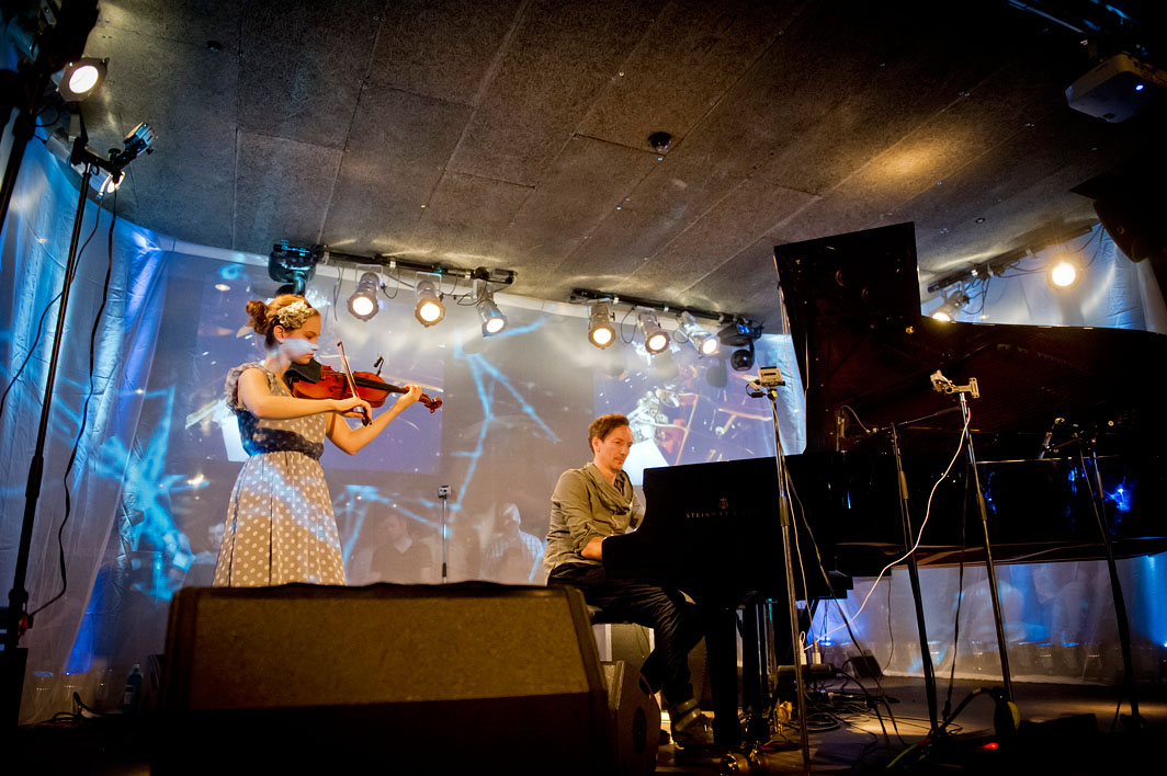 Hauschka performing live with Hilary Hahn at the Yellow Lounge in Berlin.