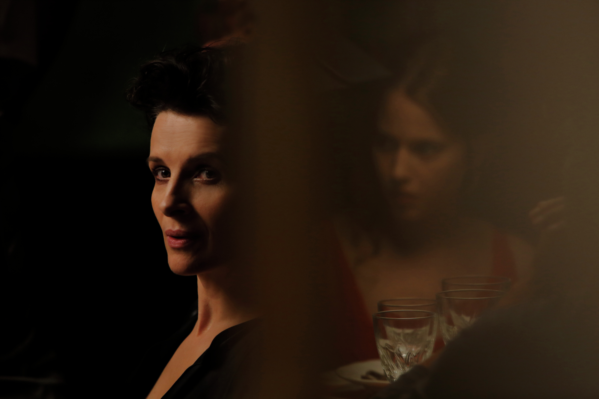 Still of Juliette Binoche and Lou de Laâge in L'attesa (2015)