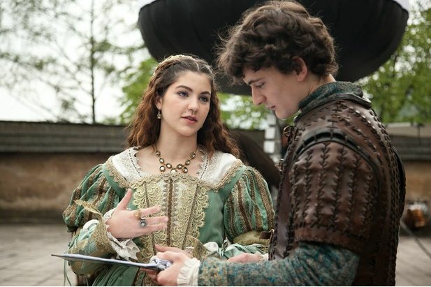 Still of Samuel Spisák and Celeste Buckingham in Láska na vlásku (2014)