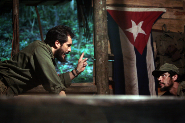 Still of Benicio Del Toro and Demian Bichir in Che: Part One (2008)