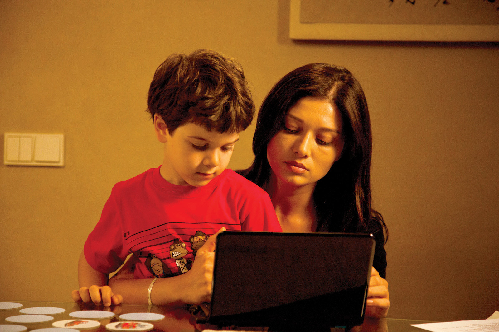 Nurgül Yesilçay and Deniz Deha Lostar in Cinar Agaci (2011)