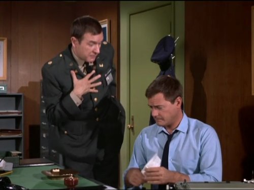 Still of Larry Hagman and Bill Daily in Mano svajoniu Dzine (1965)