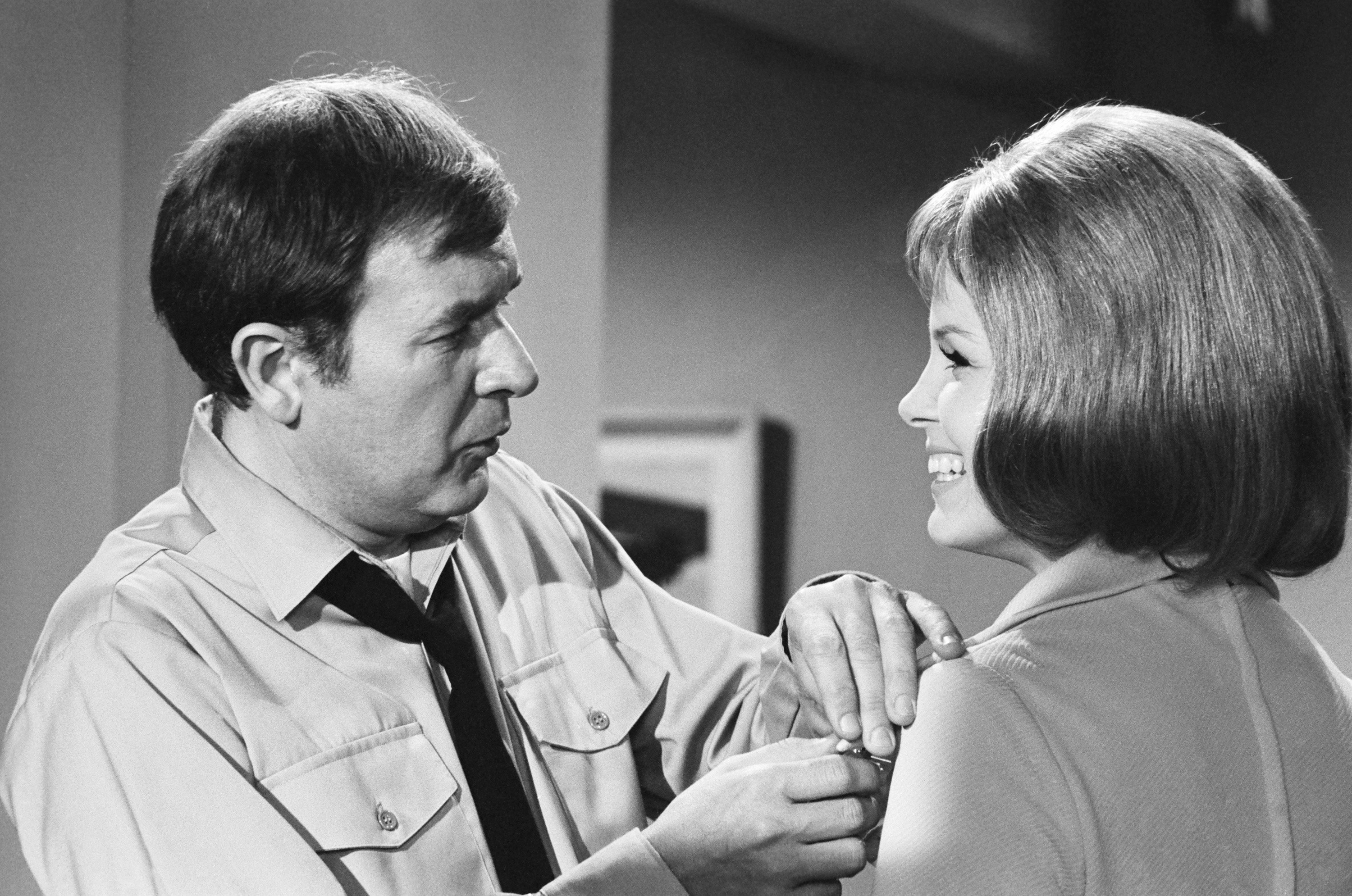 Still of Bill Daily and Laraine Stephens in Mano svajoniu Dzine (1965)