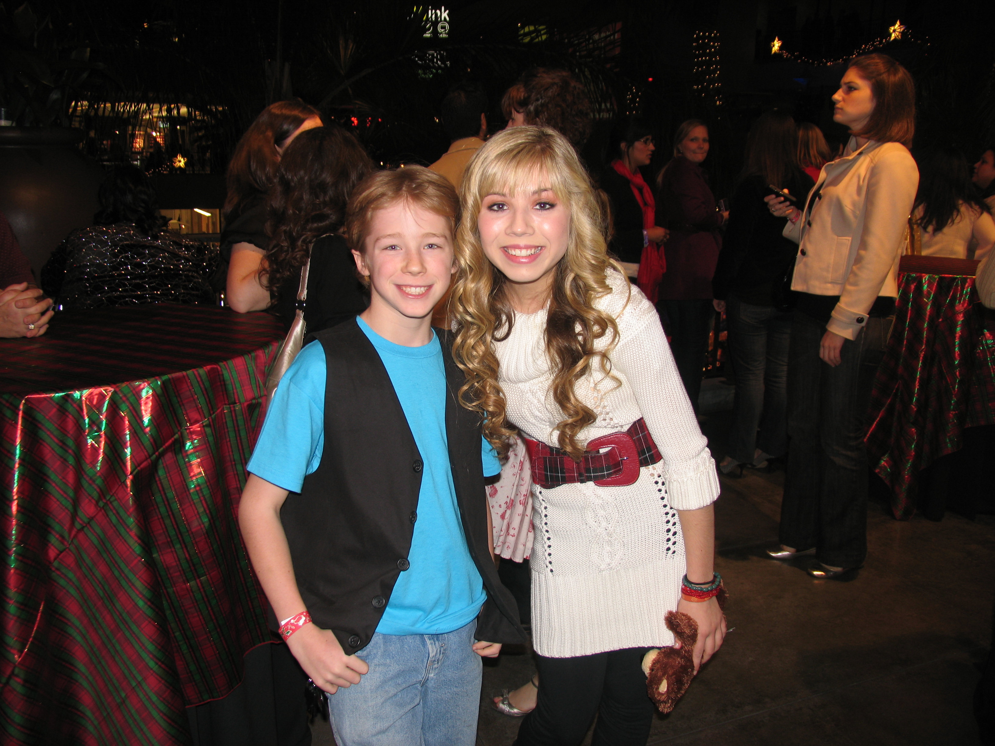Hope on Highland Charity Dec. 2008. Joey with Jennette McCurdy.