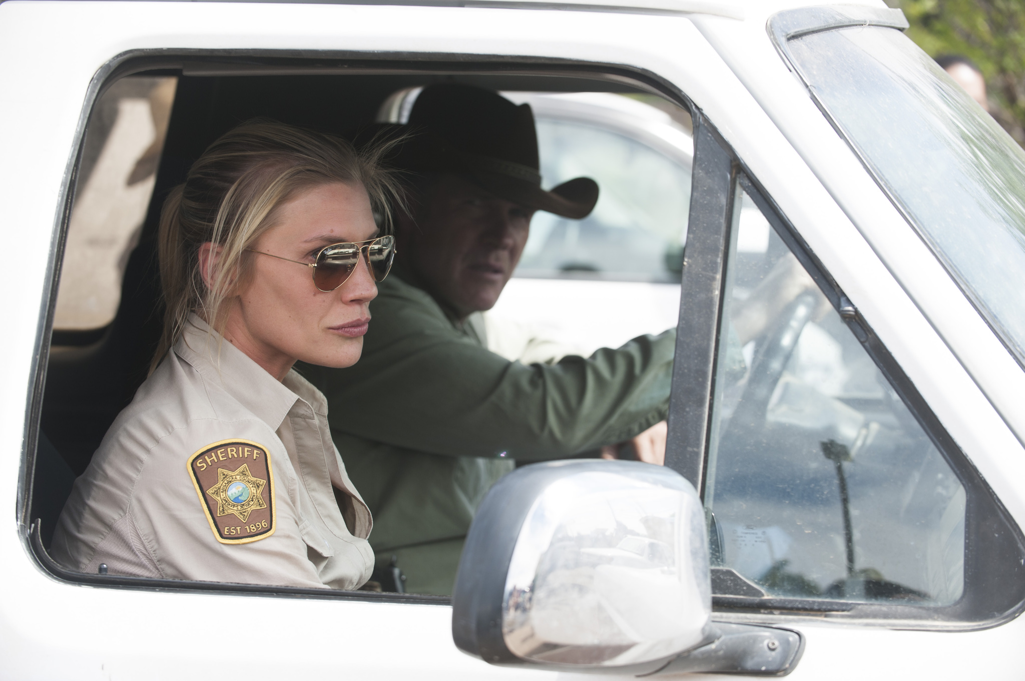 Still of Katee Sackhoff and Robert Taylor in Longmire (2012)