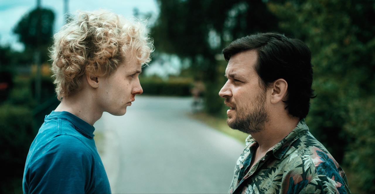 Still of Sascha Alexander Gersak and Julius Feldmeier in Tore tanzt (2013)