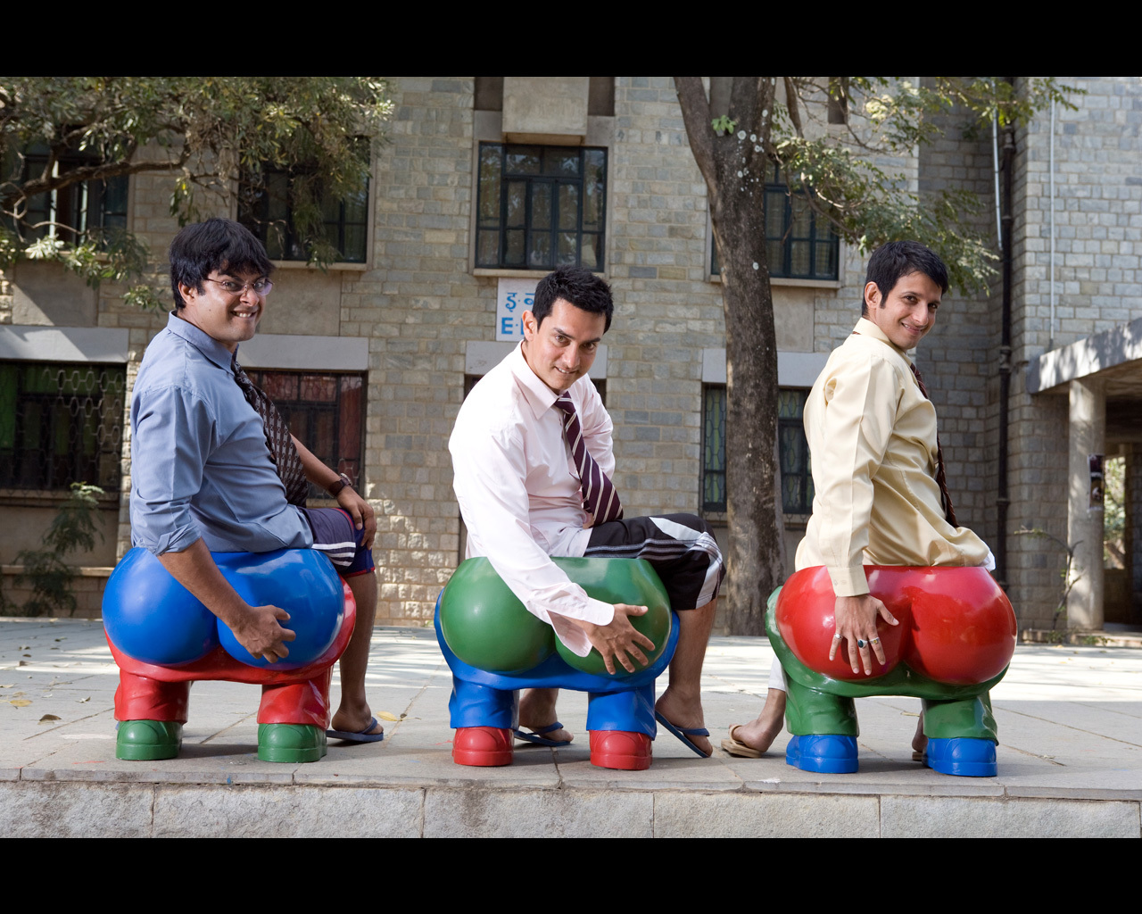 Still of Sharman Joshi, Aamir Khan and Madhavan in 3 Idiots (2009)